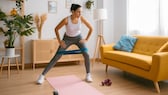 Eine Frau macht ein Workout zu Hause