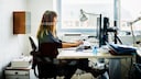 Frau arbeitet am Schreibtisch