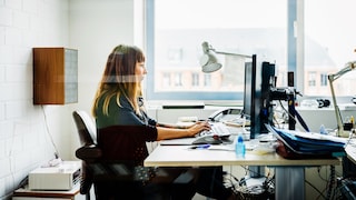 Frau arbeitet am Schreibtisch