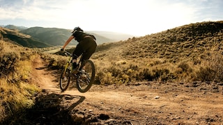 Mensch fährt auf einem Mountainbike