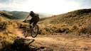 Mensch fährt auf einem Mountainbike