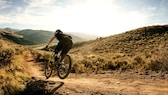 Mensch fährt auf einem Mountainbike