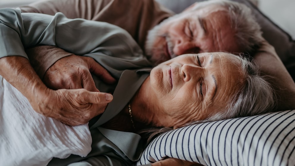 Älteres Paar beim Schlafen