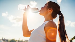 Eine Frau trinkt Wasser