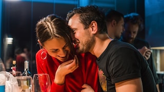 Ein Mann flirtet mit einer Frau