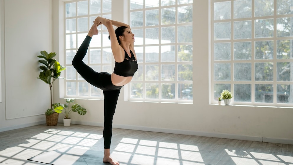 Eine Frau macht die Yoga-Pose Tänzer