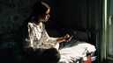 Notfallrufnummer 113: Junge Frau mit Handy