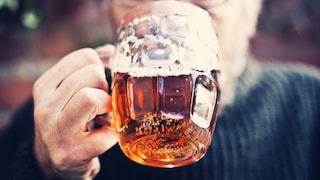Mann trinkt alkoholisches Getränk