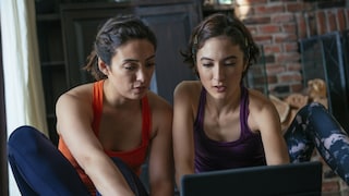 Frauen vor dem Laptop wahrscheinlich für Cyber Monday