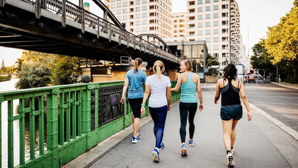 Eine Gruppe Frauen beim Gehen