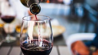 Kräftiger Rotwein wird meist zu Speisen mit gebratenem Rind- oder Schweinefleisch gereicht