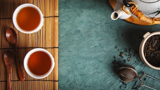 Teekanne mit Hojicha Tee