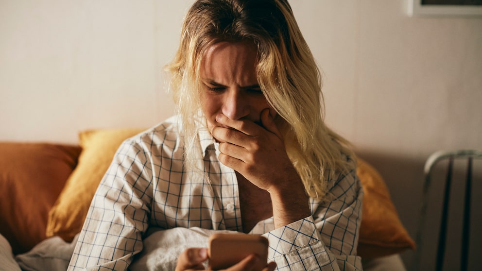 Frau mit Hypochondrie sitzt und schaut im Internet nach möglichen Krankheiten