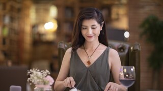 Frau formell gekleidet beim Essen