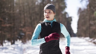 Frau läuft im Winter