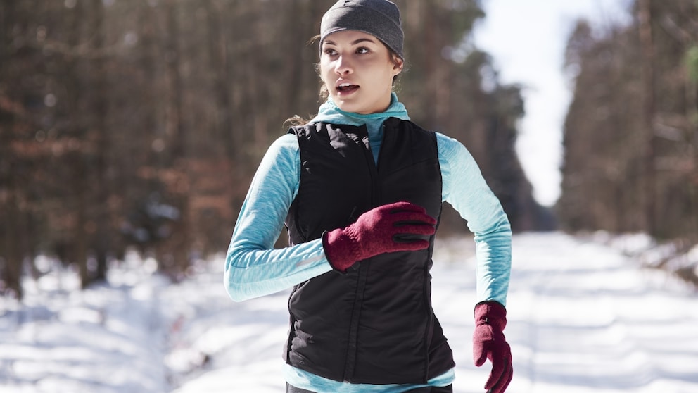 Frau läuft im Winter