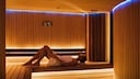 Eine Frau liegt entspannt in eine finnischen Sauna