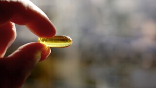 Vitamin D Tablette in der Hand