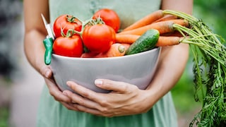 Ein Mediziner erklärt, auf welche Vitamine Frauen je nach Lebensphase besonders achten sollten