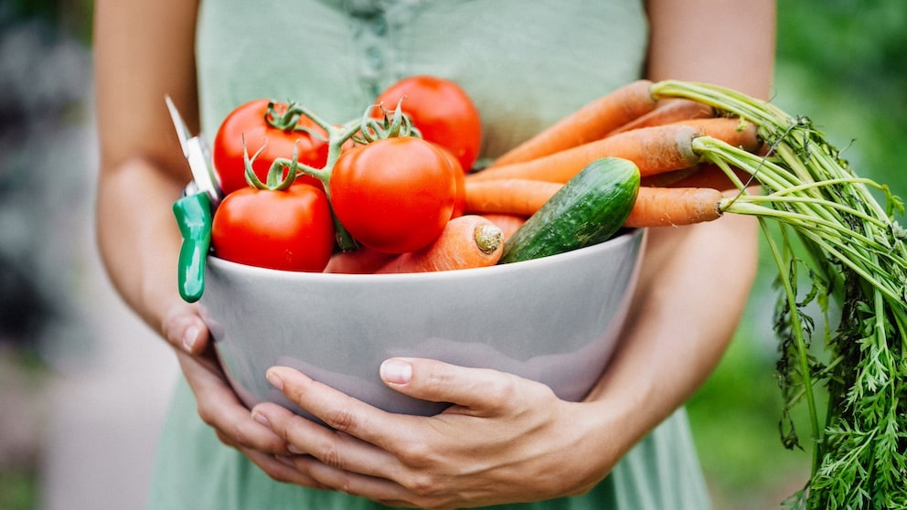 Ein Mediziner erklärt, auf welche Vitamine Frauen je nach Lebensphase besonders achten sollten