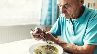 Alter Mann beim Essen
