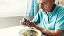 Alter Mann beim Essen