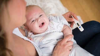 Ein Baby mit Fieber weint