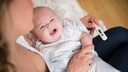 Ein Baby mit Fieber weint