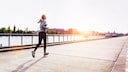Frau joggt durch Berlin