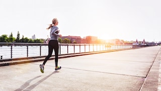 Frau joggt durch Berlin