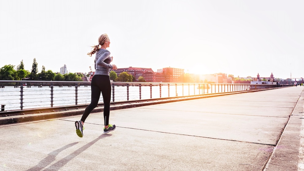 Frau joggt durch Berlin