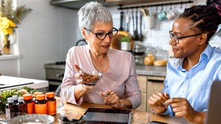 Eine Frau erhält eine Ernährungsberatung