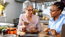 Eine Frau erh&auml;lt eine Ern&auml;hrungsberatung