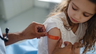 Die Diphtherie-Impfung gilt in Deutschland als Standardimpfung und wird von der Ständigen Impfkommission (STIKO) allen Personen empfohlen
