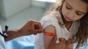 Die Diphtherie-Impfung gilt in Deutschland als Standardimpfung und wird von der Ständigen Impfkommission (STIKO) allen Personen empfohlen