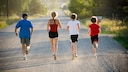 Eltern machen Sport mit ihren Kindern