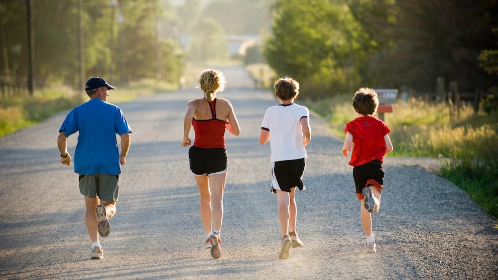 Eltern machen Sport mit ihren Kindern