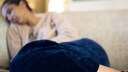 Long Covid Risikofaktoren: Müde Frau auf der Couch