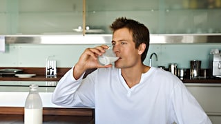 Ein Mann trinkt Milch