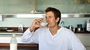 Ein Mann trinkt Milch