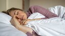 Frau schläft auf der Seite