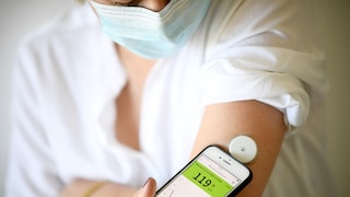 Frau mit Diabetes misst ihren Blutzuckerspiegel