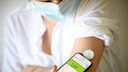 Frau mit Diabetes misst ihren Blutzuckerspiegel