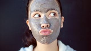 Heilerde als Maske im Gesicht