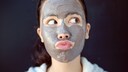 Heilerde als Maske im Gesicht