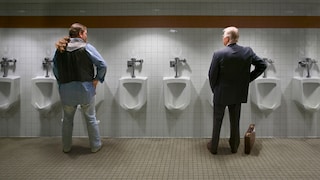 Urinieren am Pissoir in Gesellschaft kann für viele unangenehm sein