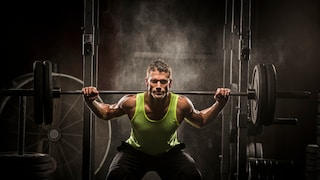 Regeneration nach Krafttraining: Mann beim Training