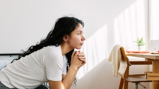 Eine Frau, die nachdenklich nach vorne schaut