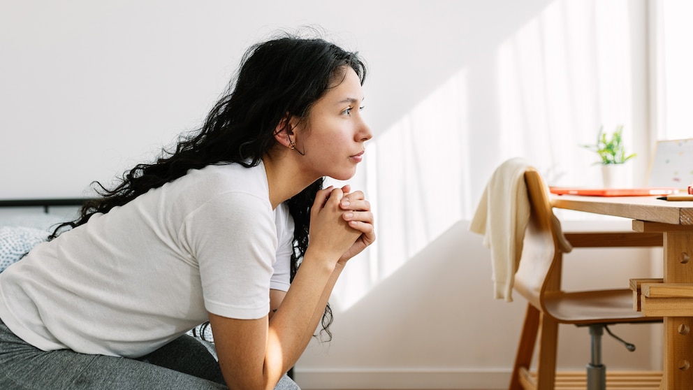 Eine Frau, die nachdenklich nach vorne schaut