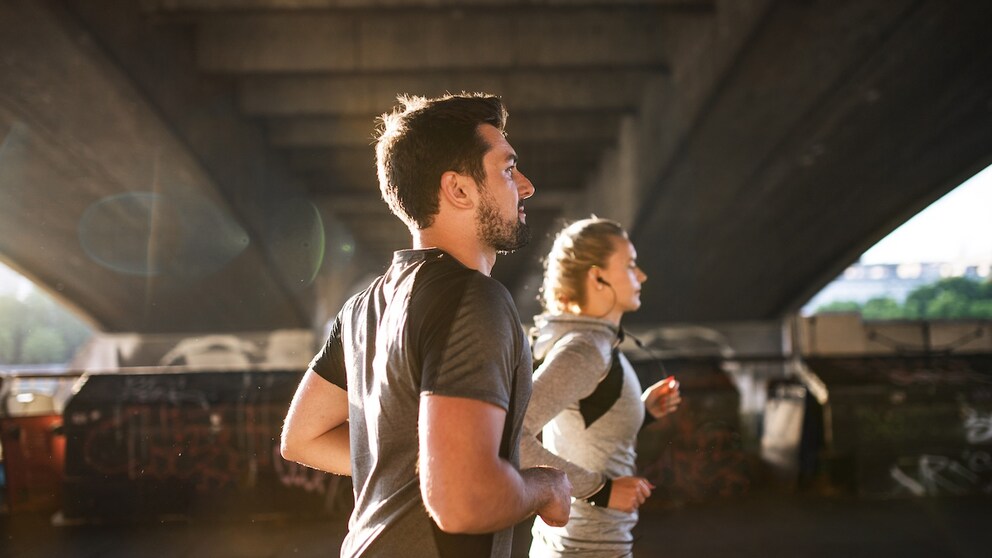 Ein Paar joggt: Kann Sport schlechte Ernährung ausgleichen?